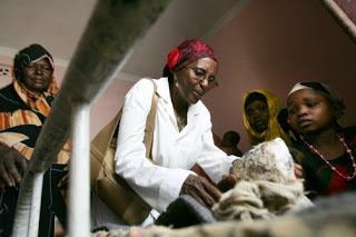 Dr. Hawa Abdi tends to her patients. (http://domesticsanity.blogspot.com/2013/02/dr-hawa ())